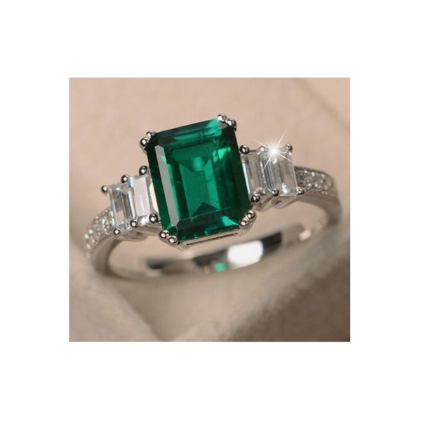 Anillo de Esmeralda Natural Extraída de la Tierra de 7,00 quilates tratada con HTHP y halo de Diamantes en Plata de ley y Oro de 18 quilates. Talla 8