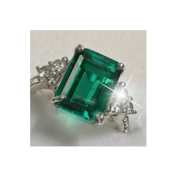 Anillo en Plata de ley 925 bañada en Oro blanco con Esmeralda Natural de 6 quilates tratada con HTHP y detalle de Diamante.